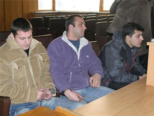 Деян Иванов, Красимир Димитрашков и Дикран Мардикян (от ляво на дясно) са излежали половината от присъдите си в пазарджишкия затвор.
СНИМКИ: НАТАША МАНЕВА, КРИСТИНА ЦВЕТКОВА