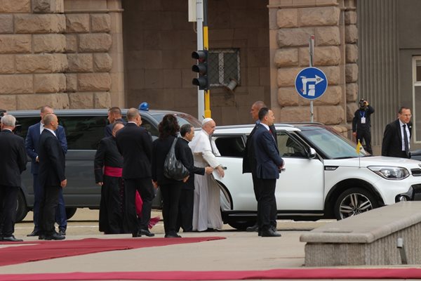Папа Франциск се придвижва в София със скромен автомобил Киа