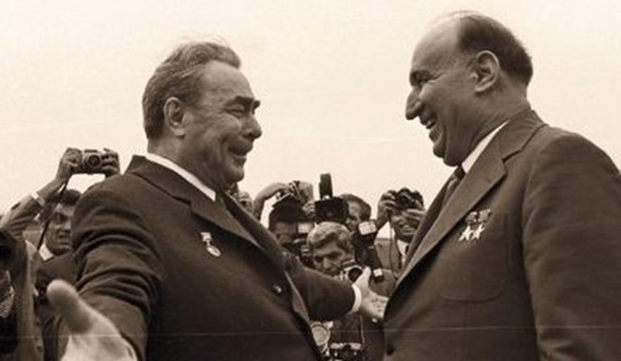 След като Хрушчов е свален от власт, Живков прехвърля любовтта си към новия лидер на СССР Леонид Брежнев.