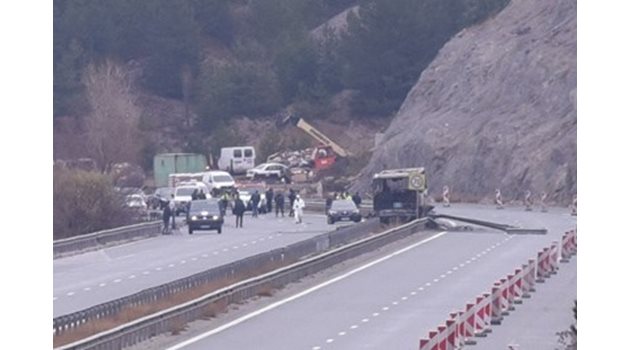 Трагедията в България, при която във вторник загинаха най-малко 46 души, е най-тежката автобусна катастрофа в Европа за последните 10 години.  СНИМКА: Велислав Николов