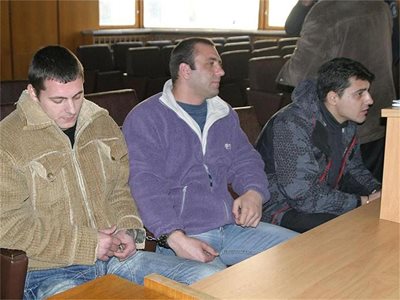 Деян Иванов, Красимир Димитрашков и Дикран Мардикян (от ляво на дясно) са излежали половината от присъдите си в пазарджишкия затвор.
СНИМКИ: НАТАША МАНЕВА, КРИСТИНА ЦВЕТКОВА