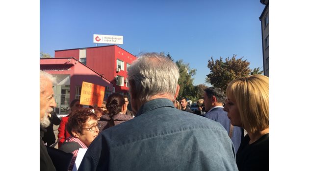 Манолова се срещна с граждани пред "Топлофикация-София". Снимки Авторката