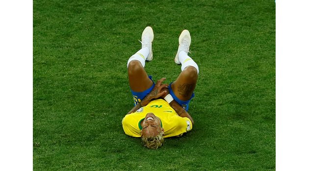 Бразилската звезда Неймар страда след поредното нарушение срещу него.