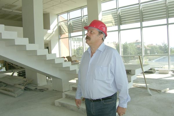Като кмет д-р Евгений Желев положи много усилия за възстановяването на опожарената през 1991 г. сграда на Старозагорската опера.