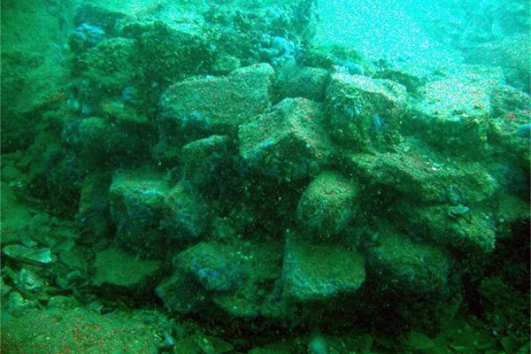 Руини от античен зид под вода.
