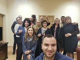 В червения щаб в Пловдив леят шампанско и уиски, в ГЕРБ - на вода