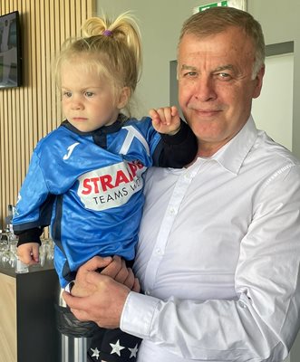 Наско Сираков с малката Асияна на нейния първи мач на "Левски" на "Герена" в навечерието на нейния втори рожден ден на 1 май 2022 г.