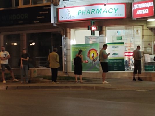 Десетина човека чакаха на опашка пред денонощна аптека в софийски квартал в сряда около 22 часа.