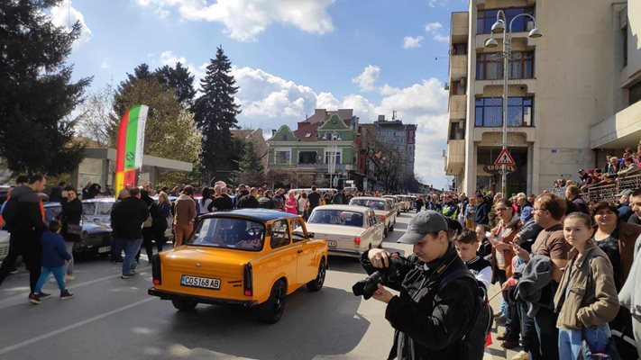 Хиляди любопитни се събраха за изложението на трабанти