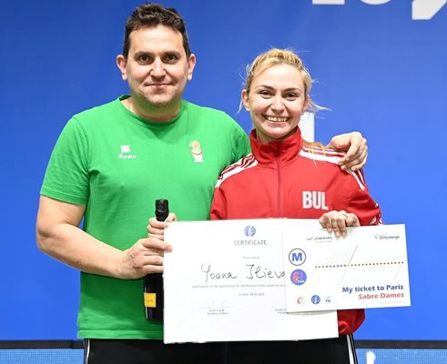 Йоана Илиева и треньорът й Ивайло Воденов с “олимпийския билет”, спечелен от талантливата ни сабльорка.