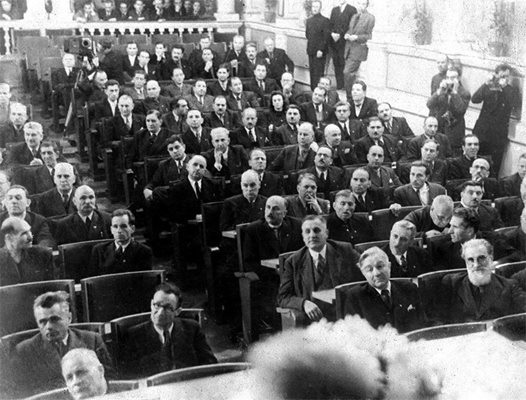 Опозицията гледа спектакъла на Тодор Живков. В дясната половина на първия ред е седнал Никола Петков, до него (с брадата) е Коста Лулчев.