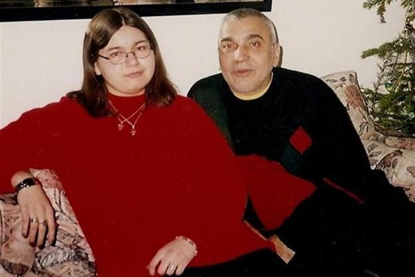 Баща и дъщеря до елхата на Коледа вкъщи 
СНИМКИ: ЛИЧЕН АРХИВ
