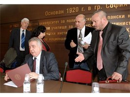 Шефът на Съвета на ректорите проф. Борислав Борисов (седналият в центъра) събра колегите си, за да представи проекта за нов закон за висшето образование.
СНИМКА: ПАРСЕХ ШУБАРАЛЯН
