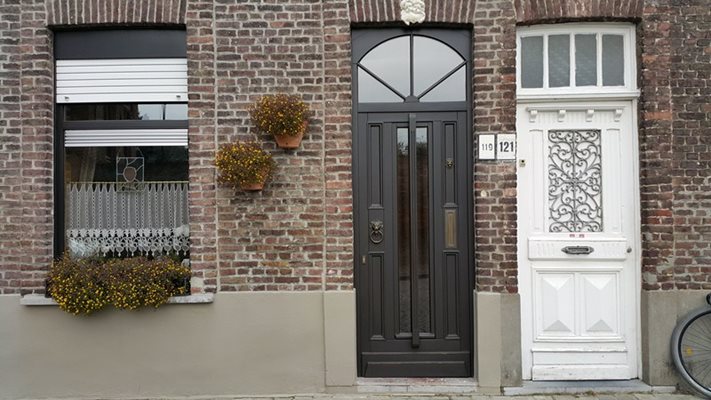 Всичко в Брюж е красиво и дори вратите и прозорците на всяка от къщите си имат свой “живот” - всяка от тях е с различен дизайн и декорация.