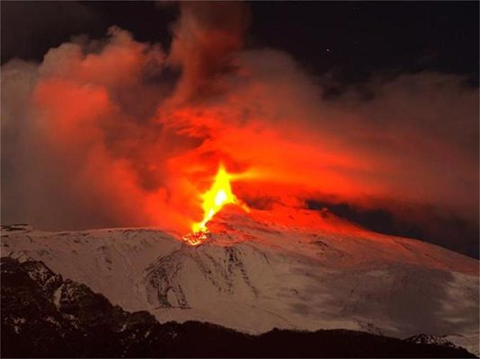 Вулканът Етна на остров Сицилия се събуди посред зима и отново бълва лава, която се стича по покритите със сняг склонове. 

