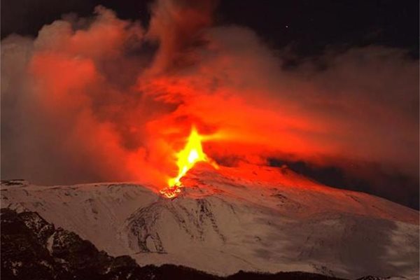 Вулканът Етна на остров Сицилия се събуди посред зима и отново бълва лава, която се стича по покритите със сняг склонове. 

