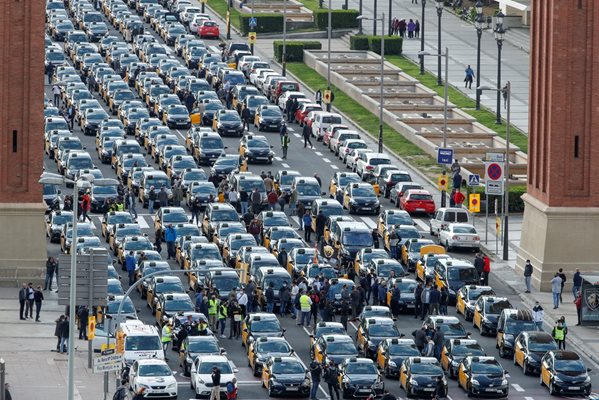 Съвсем наскоро - в края на март, имаше масови протести на таксиметрови шофьори в Испания срещу “Юбер”.

