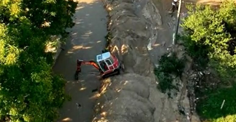 Багери продължават да разчистват, както около срутените къщи, така и в
коритата на реките