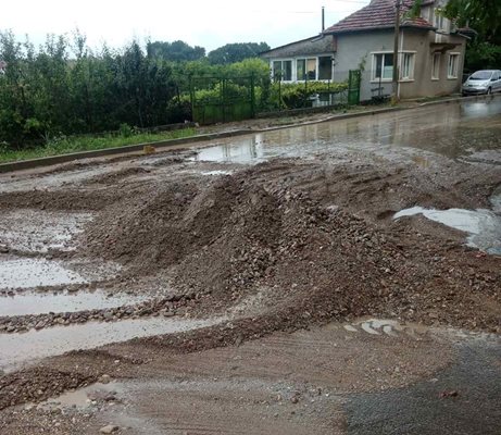 Поройните дъждове усложниха обстановката в община Криводол СНИМКИ: Валери Ведов