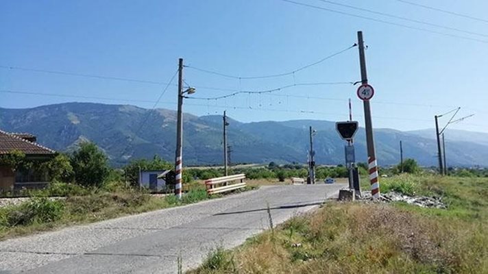 Шофьор от Врачанско унищожи с колата си жп бариера за 15 бона
СНИМКА: Валери Ведов
