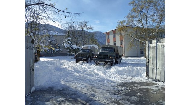 30 военни от 10-ти механизиран батальон – Враца и 2 броя високо проходими автомобили се включиха в помощ на  бедстващи граждани. Те разчистваха пешеходната зона на централна градска и в евакуацията на блокирани граждани  в „Хижа Леденика“. СНИМКИ: Сухопътни войски
