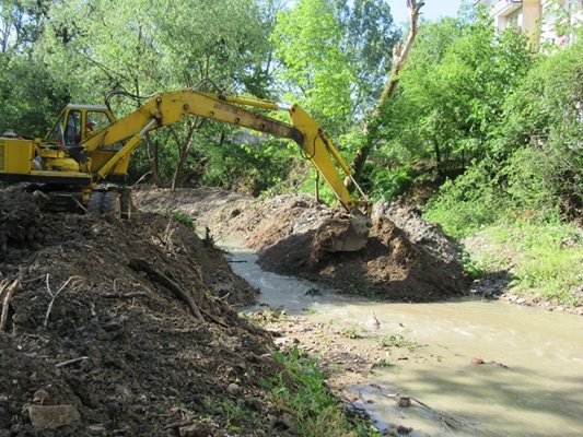 Неотложни аварийни работи възложи община Търговище на БКС по разширяване и укрепване коритото на река Врана.