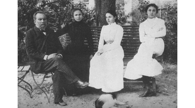 Семейство Каравелови с дъщерите си на двора на семейната им къща.