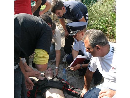 Шефът на охранителна полиция в Пловдив Тодор Гребенаров (с фуражката) се притече на помощ на 16-годишни Павел и му направи сърдечен масаж.