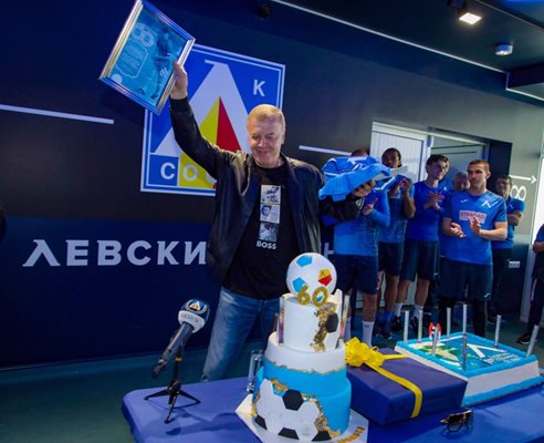 26 април 2022 г. - Наско Сираков празнува 60-ата си годишнина на “Герена” с футболното си семейство “Левски”.