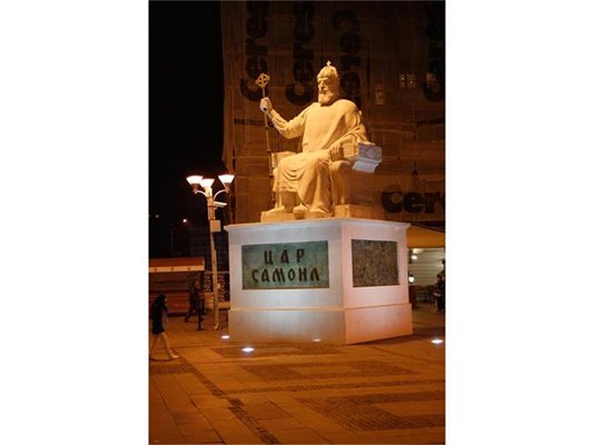 Паметник на Самуил в центъра на Скопие
СНИМКА: КОНСТАНЦА ПАМУКЧИЕВА

