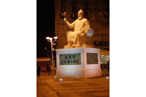Паметник на Самуил в центъра на Скопие
СНИМКА: КОНСТАНЦА ПАМУКЧИЕВА
