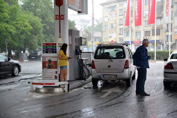 В момента средно литър бензин струва 2,55 лева, а дизелът се продава за 2,47 лева - най-ниската му цена от януари 2022 г.