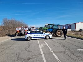 Над 100 трактора окупираха възлови пътища в Монтанско