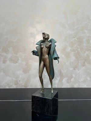 Една от скулптурите на художника