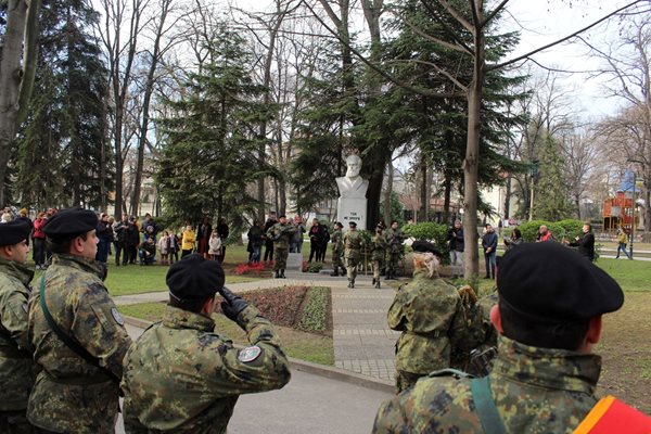 Честването пред паметника на Ботев ще започне след ритуала по изваждане на Богоявленския кръст.