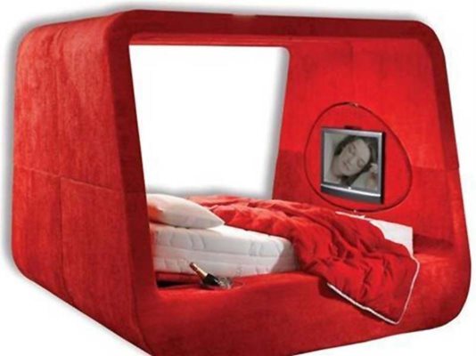Леглото има светодиодно осветление, масажна система в матраците, вграден 32-инчов телевизор, охладител за бутилки и огледало за гримиране. 