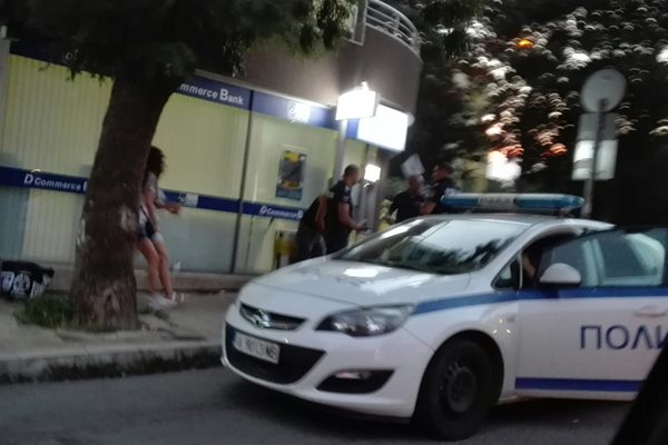 Полиция отцепи банков офис в Бургас СНИМКИ: Тони Щилиянова