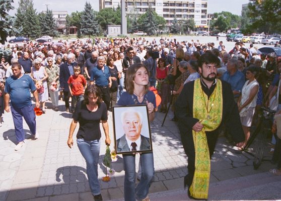 Стотици хора се стичат на погребението на д-р Малин Тодоров.