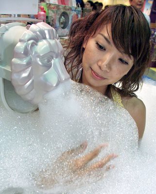 Японка рекламира вани Снимки: Ройтерс