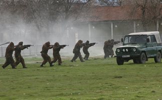 Караянчева и Каракачанов пристигнаха в бригада "Специални сили" в Пловдив