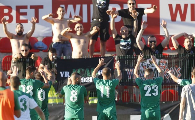 Футболистите на "Ботев" (Враца) празнуват с феновете си след победата над "Царско село" с 3:0. СНИМКА: SPORTAL.BG