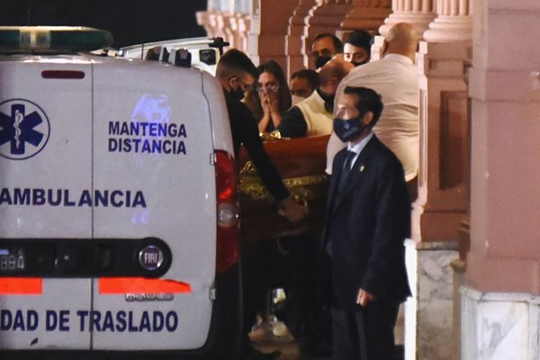 Тялото на Диего Марадона пристига в президентския дворец.