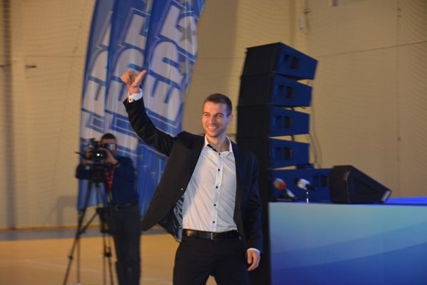 И преди 4 г. футболният съдия Стефан Апостолов стана депутат с преференциален вот.

СНИМКА: ФЕЙСБУК