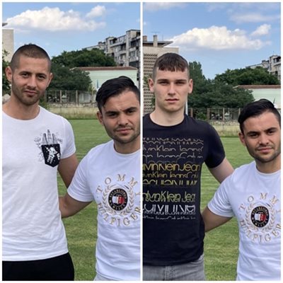Халфът Йилмъз Сюлейман (вляво) и вратарят Кристиян Милушев (вдясно) позират със спортния директор на "Спартак" (Пловдив) Денис Хасан, след като подписаха договорите си с клуба.