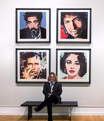 Джони Деп с картините си СНИМКА: Инстаграм/johnnydepp