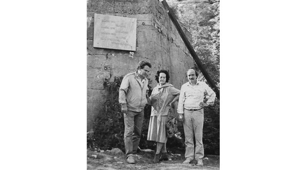ВЪЗПОМЕНАНИЕ: Божидар Витанов (вляво) с Надя Дункин и Никола Дафинов пред паметната плоча в Ловеч.