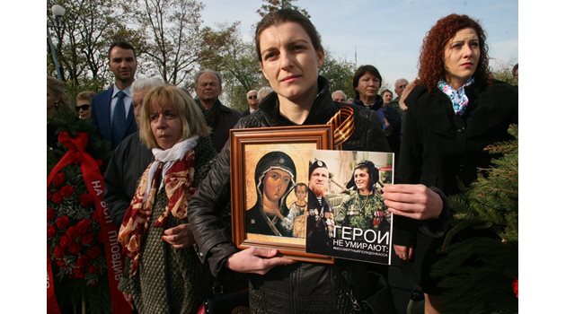 Пловдивчанка държи икона и снимка с надпис "Героите не умират. Безсмърнтият полк на Донбас".