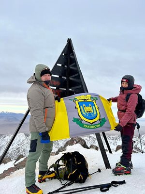 Павел Гуджеров и съпругата му Анелия развяха флага на община Раковски на най-високия връх в Атласките планини. Снимки: Личен архив