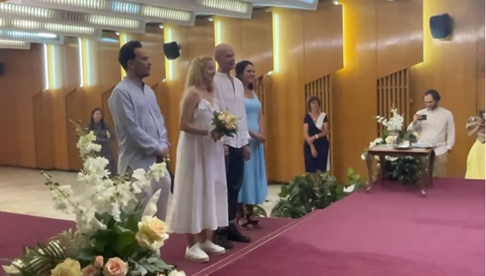 Актрисата публикува кратко видео от сватбата
Източник: Личен фейсбук профил