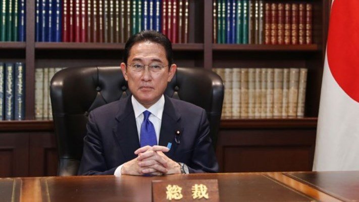 Японският премиер Фумио Кишида с дарение за храм, възприеман като символ на японския милитаризъм